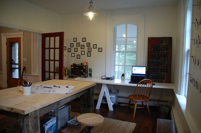 Build Your Own Sawhorse Desk For More Work Space