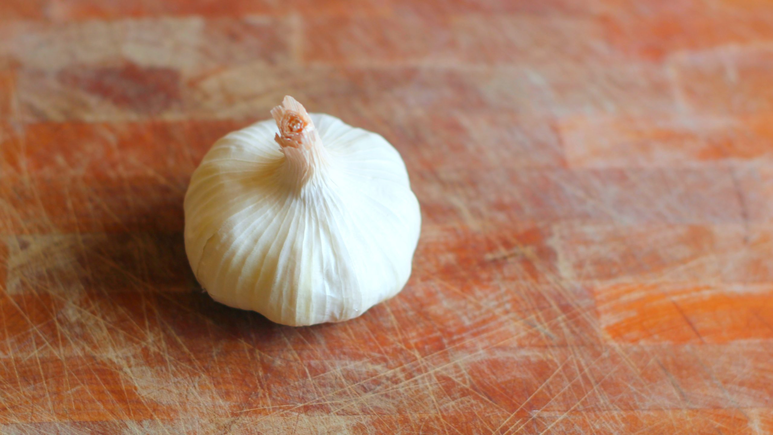 Quickly Peel A Head Of Garlic With A Cutting Board