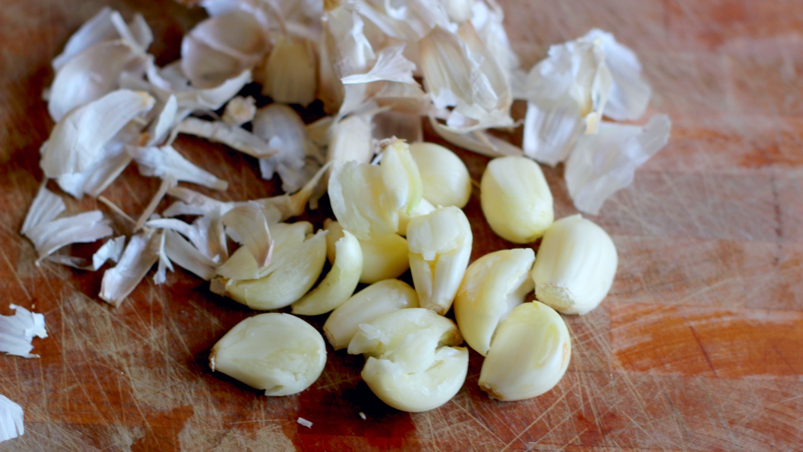 Quickly Peel A Head Of Garlic With A Cutting Board