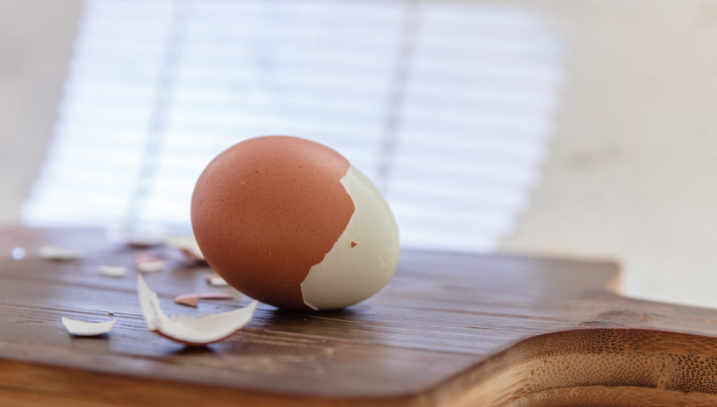 boiled egg peeling shell